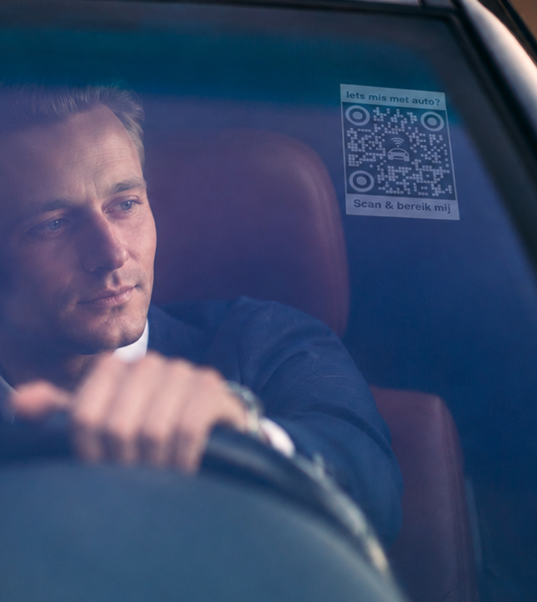 Een QR-code sticker bevestigd op een autoraam
