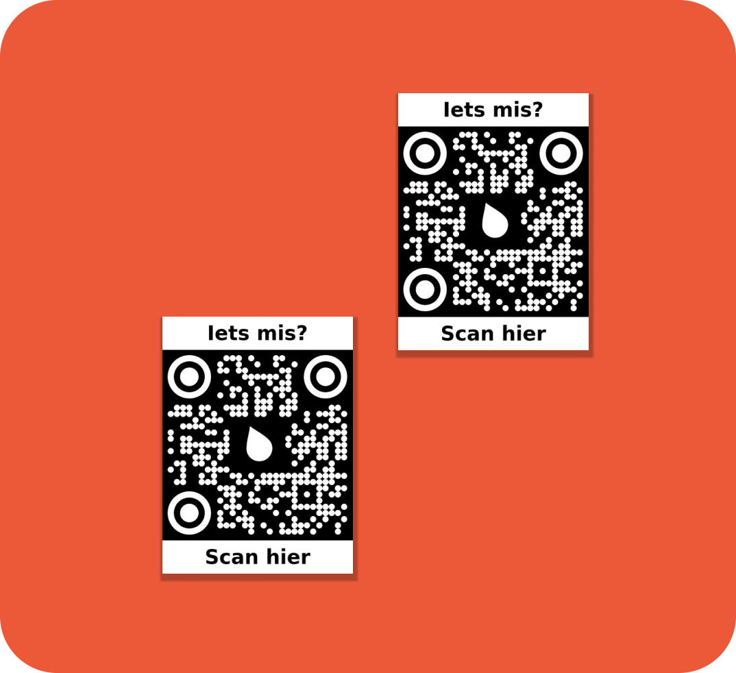 Twee fysieke QR-code stickers op een lichte ondergrond